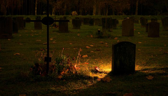 hřbitov s rozsvíceným hrobem